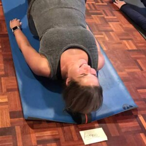 Afhangende schouders recht maken