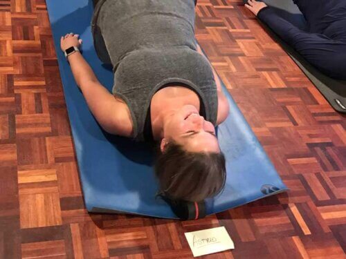 Afhangende schouders recht maken